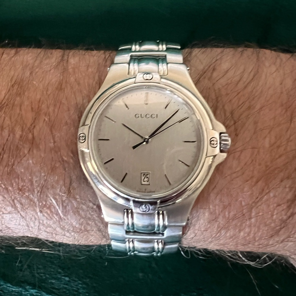 Men’s Gucci 9040M watch. Stainless steel with silver face.